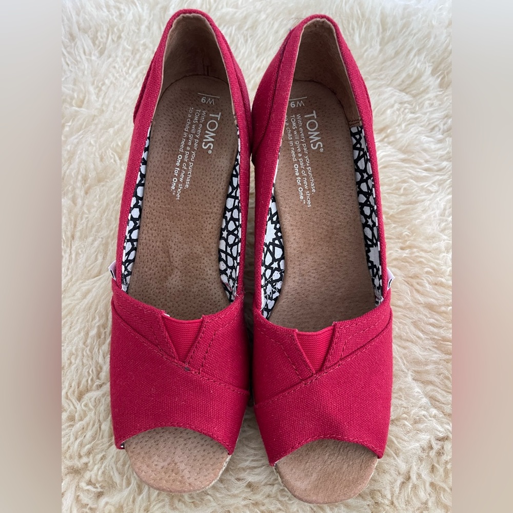 TOMS classic women’s espadrille wedge sandal, red, size 9